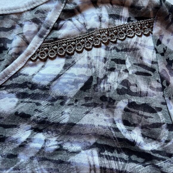 One World V neck 1/2 sleeve blouse 2X Blue/Grey Embroidered longer in back - Picture 10 of 11